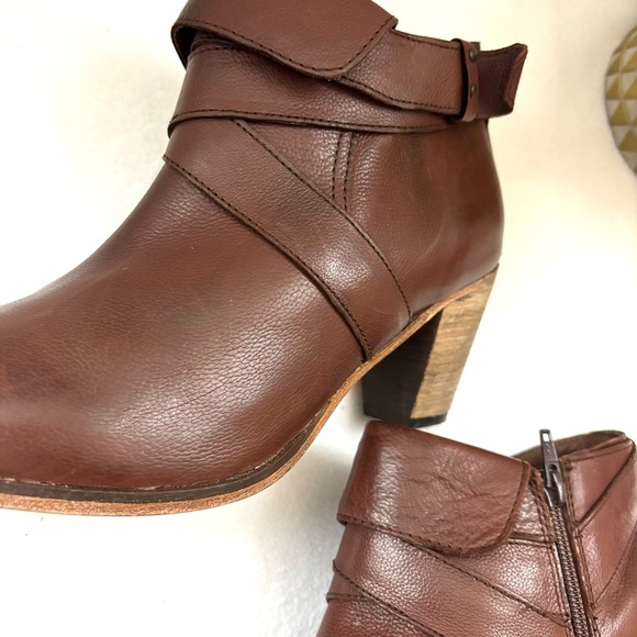 Johnston & Murphy Brown Leather Crafted Zip Block Wood Heel Ankle Bootie Size 10 - Picture 8 of 14